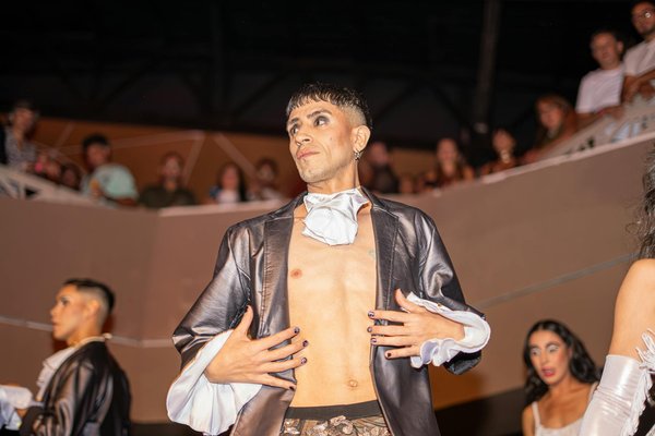 Céramique et élégance : les montres parfaites pour un look professionnel au bureau